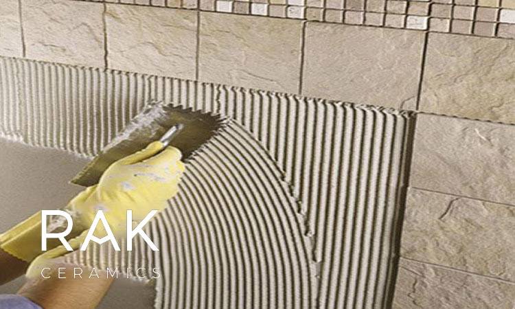 چگونگی چسباندن و شانه کشی ملات پشت سرامیک اسلب