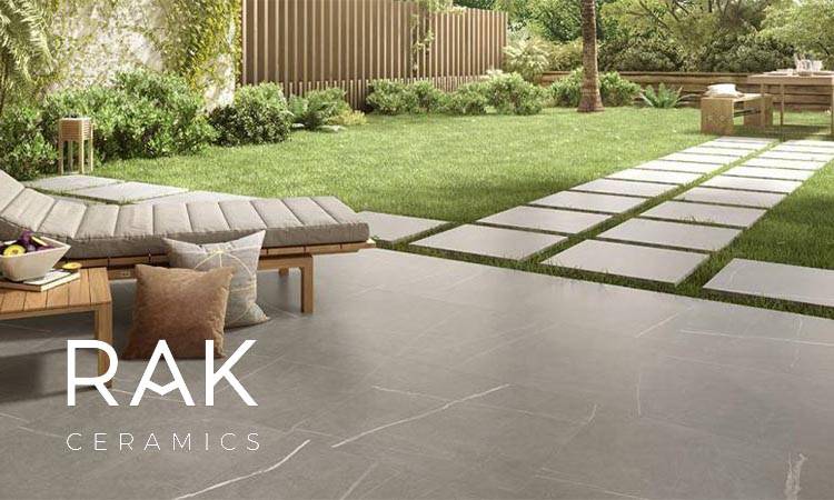 راهنمای نصب سرامیک پرسلان در محیط‌ حیاط