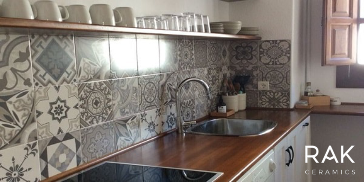 مهترین نکات در انتخاب سرامیک بین کابینتی چیست؟