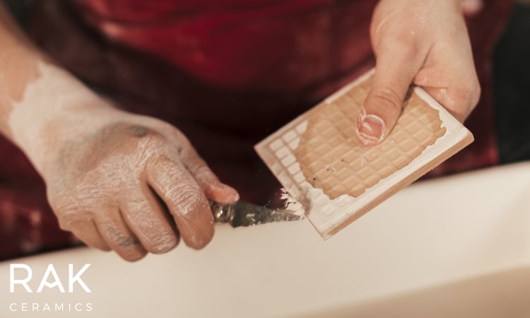 چسب-سرامیک-پرسلان-با-ملات-چه-تفاوتهایی-در-نصب-دارد؟-min